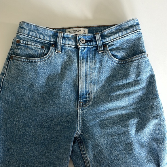 Abercrombie high rise 90’s relaxed jeans! - Picture 2 of 6